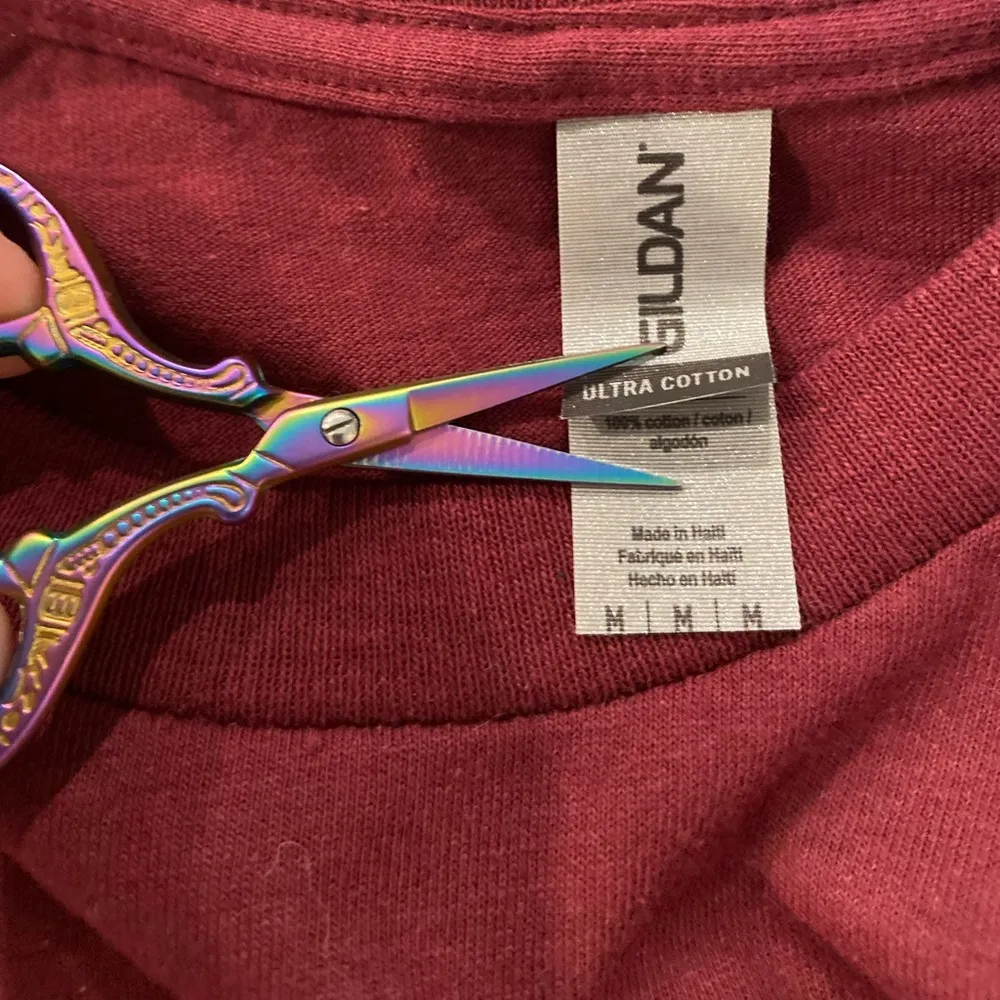 NWOT Gildan Size M Burgundy Sunflower Short Sleeve Crew Neck Cotton Tee Shirt - Image 8