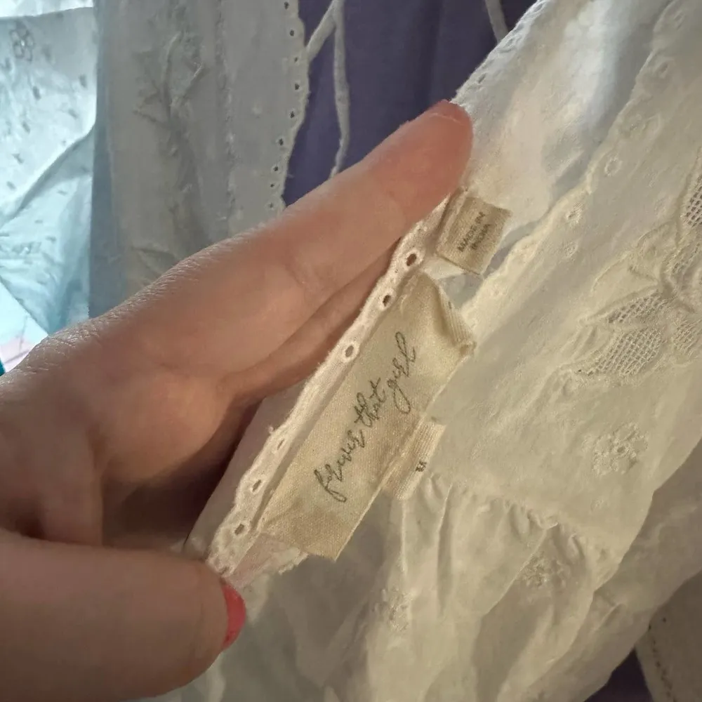 Forever That Girl V-Neck Short Sleeve Blouse White Size Medium - Image 3