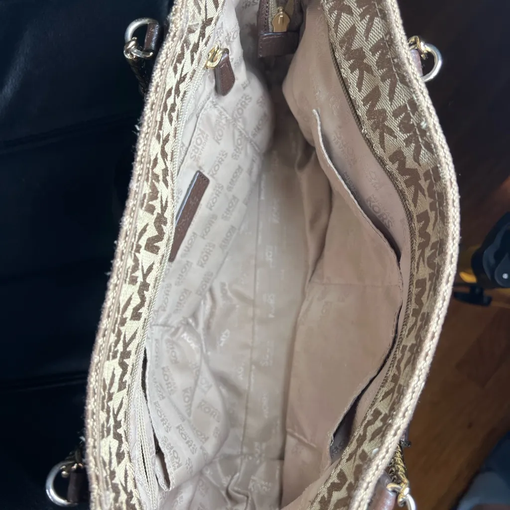 Michael Kors Jet Set Tassel Chain Tote/Purse - Image 8