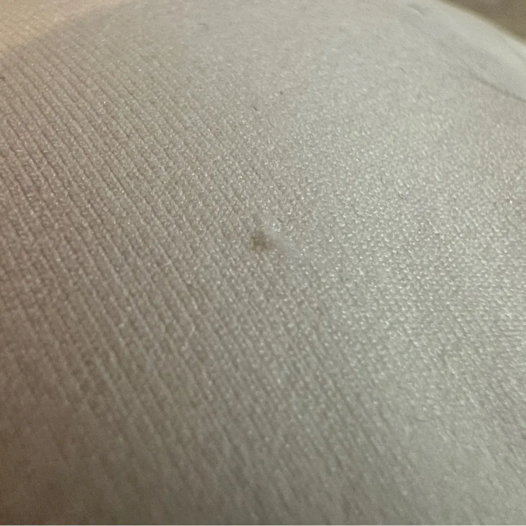 SKIMS ESSENTIAL CREW NECK SLEEVELESS BODYSUIT IN MARBLE CREAM OFF-WHITE SIZE S/M - Image 10