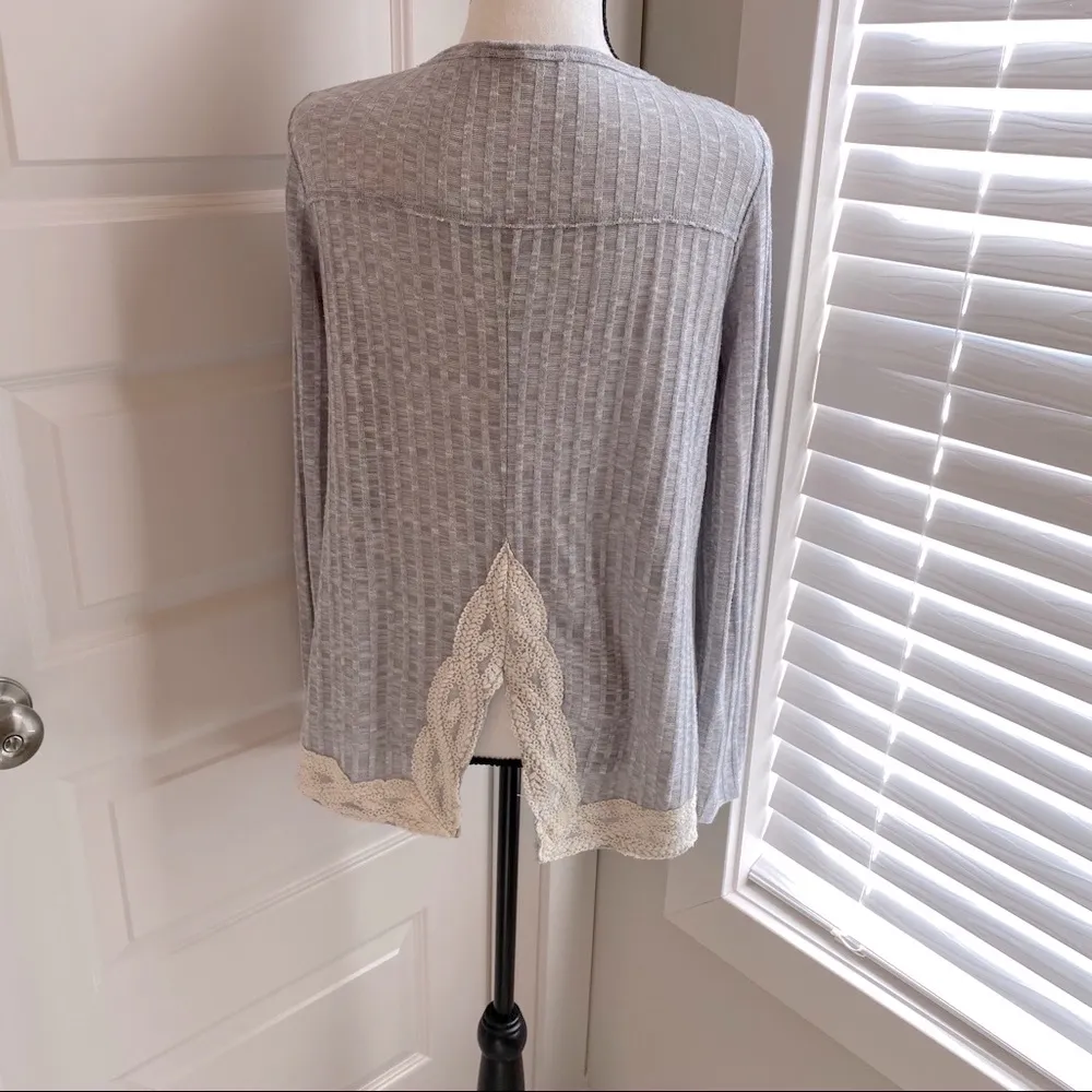 Rewind|| Grey/Cream scoop neckline shirt with lace trim on sides and back - Image 4