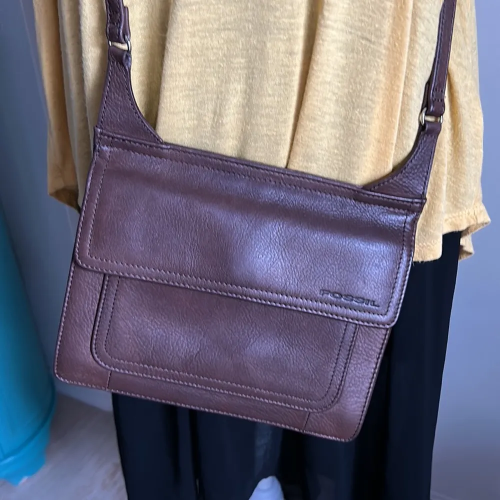 Fossil Vintage Brown Leather Minimalist Crossbody Bag Purse with Multi Pockets - Image 11