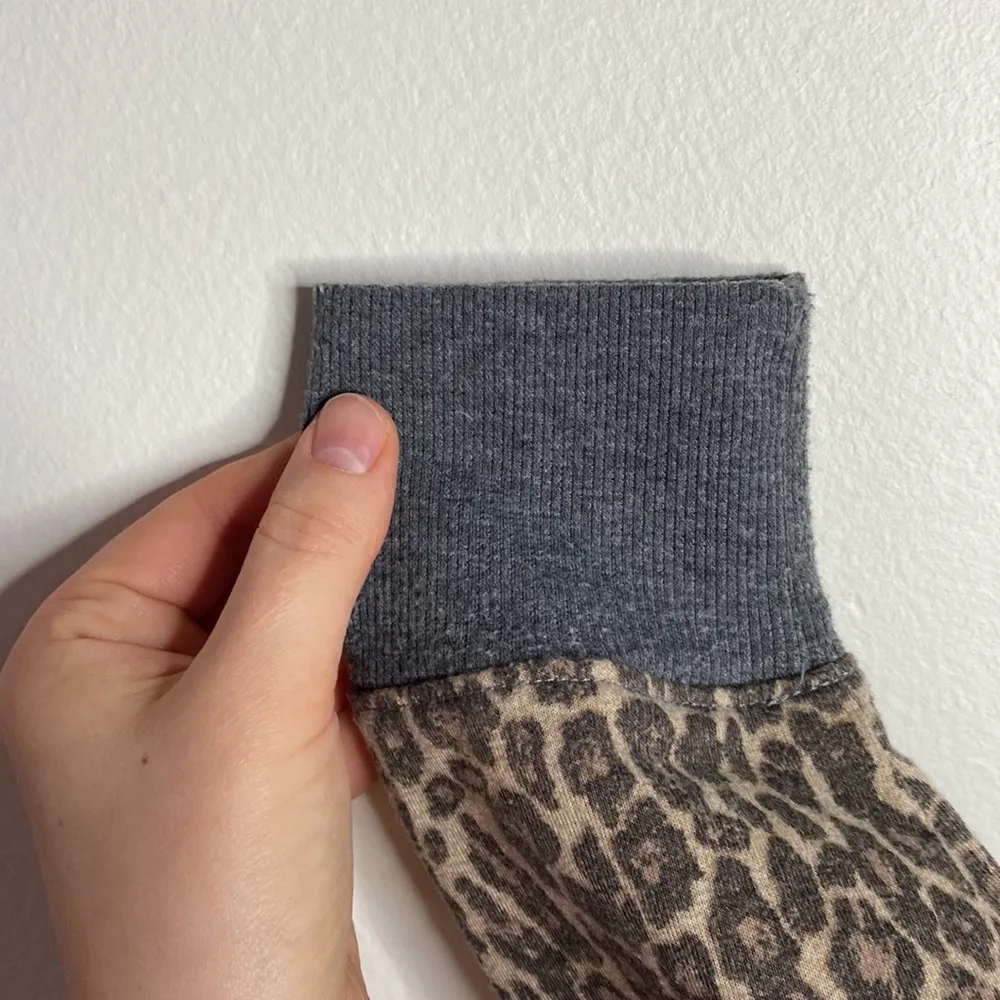 Splendid leopard print contrast tipped lounge long sleeve top size M - Image 7