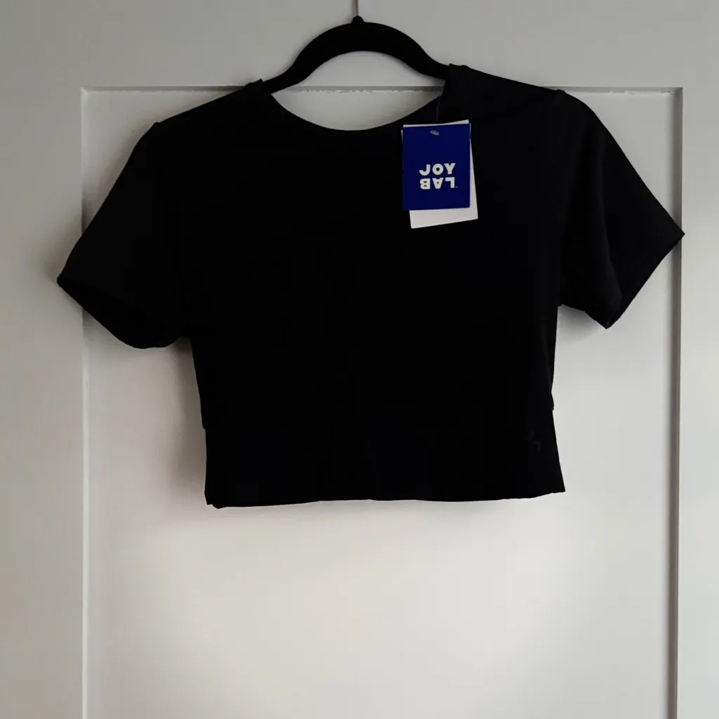 NWT JoyLab Women's M Black Active Cropped Fit Short Sleeve Tee Crew Neck - Image 2