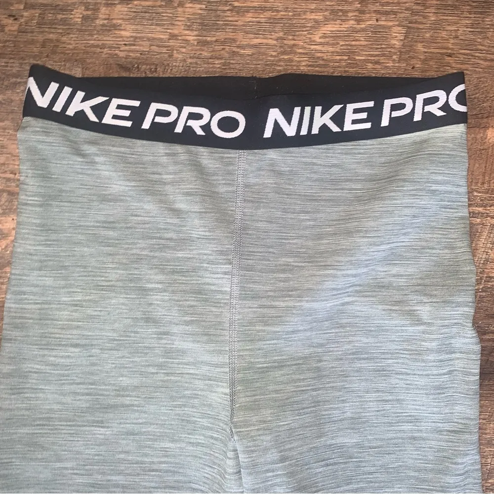 Nike PRO Leggings Women’s Size Medium Grey/Black - Image 3