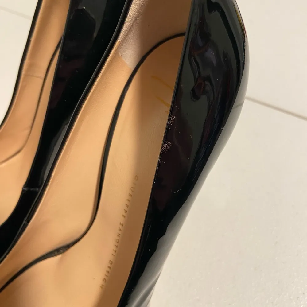 Giuseppe Zanotti women’s black leather peep toe Patent IT 37 cork platform heels - Image 6