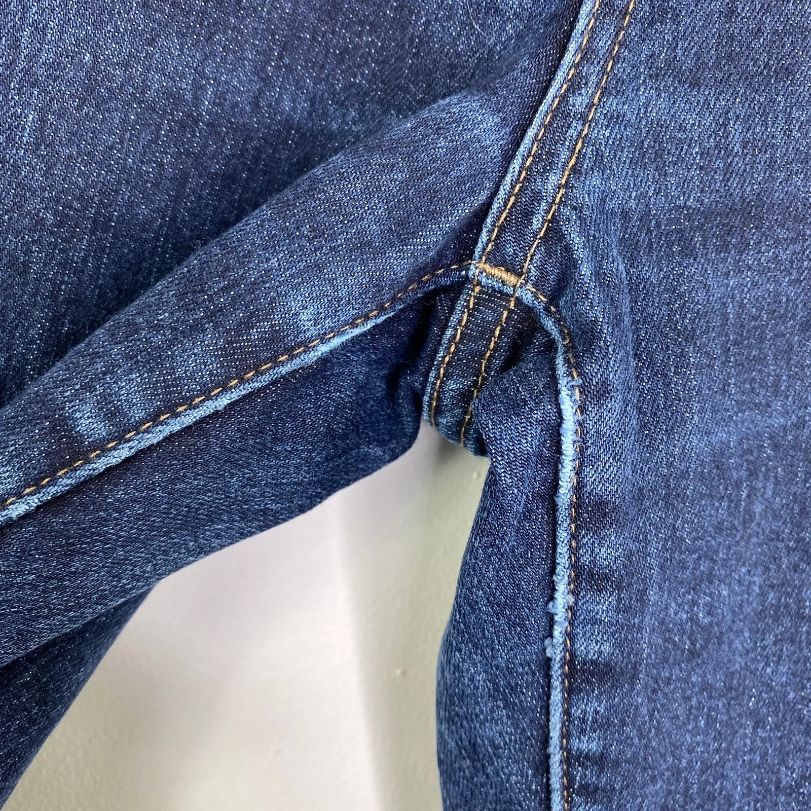 Uniqlo Slim Tapered Mid-Rise Dark Wash Blue Stretch Denim Jeans Women's Size 26 - Image 4