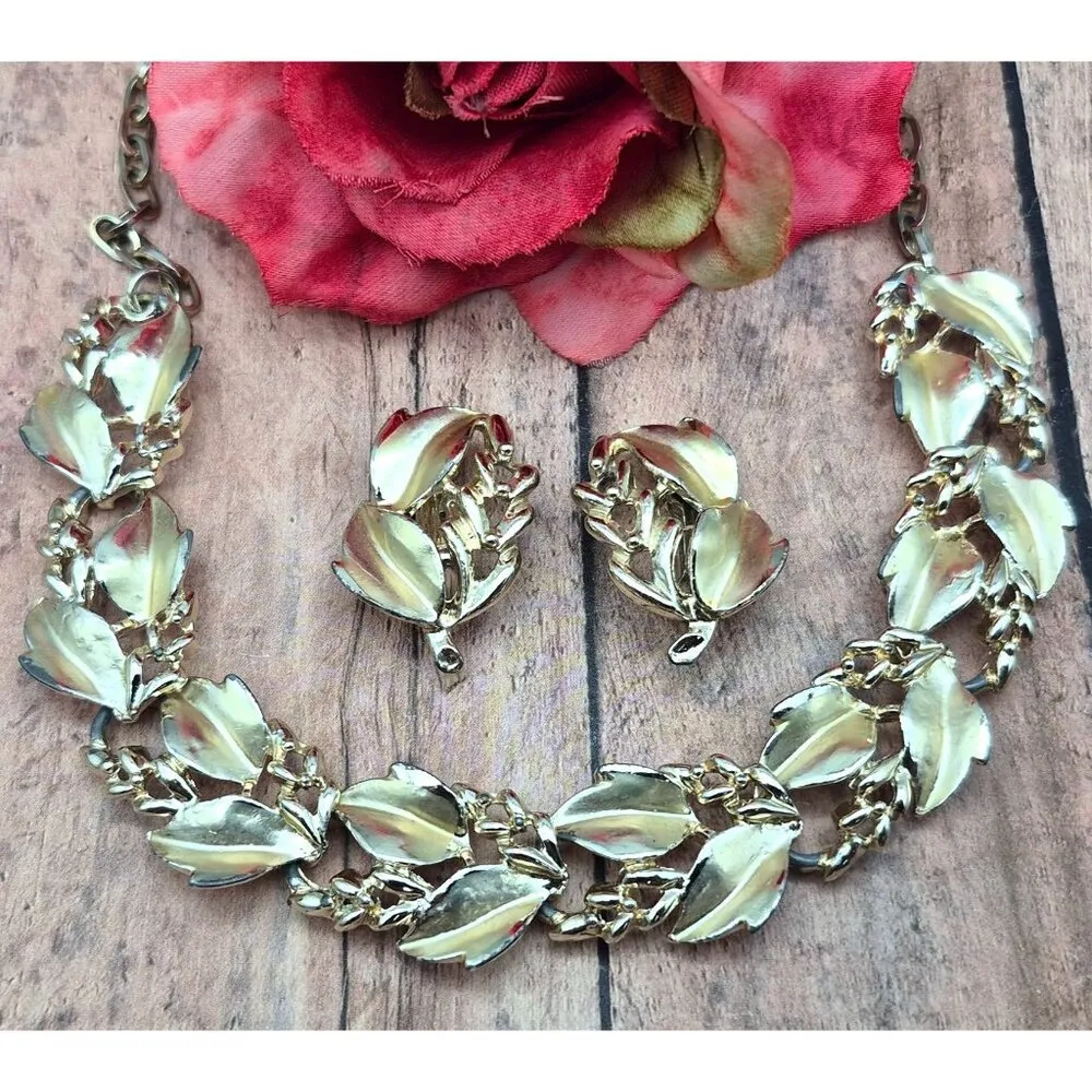 Vintage Costume Jewelry Set Collar Necklace & Clip Earrings Gold Tone Leaves - Image 2