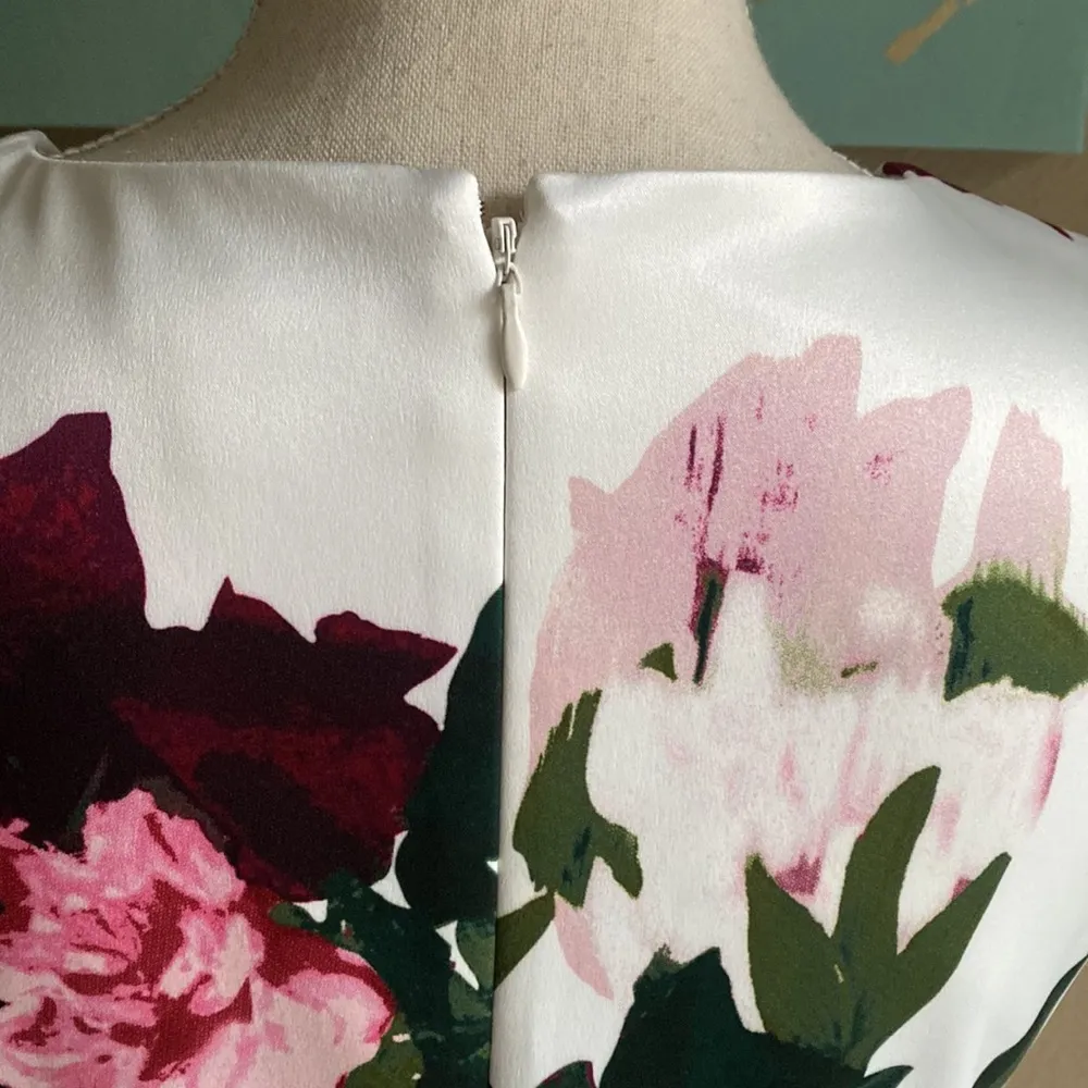 Luxurious Gorgeous soft structured fit and flare roses dress Vince Camuto size 6 - Image 6