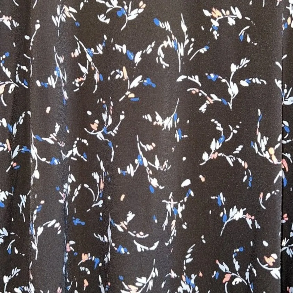 Lane Bryant short sleeve blouse pullover black floral 22/24 v neckline plus - Image 4