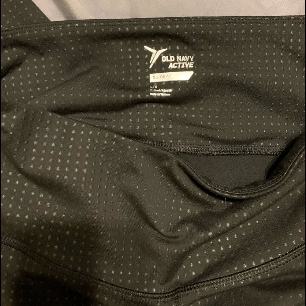 OLD NAVY 'go-dry' cropped polka dot leggings - Image 3