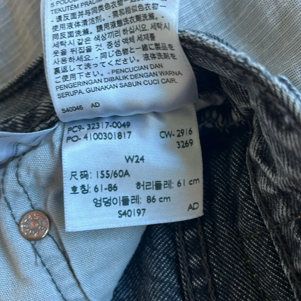 Levi’s 501 Women’s Shorts Size 24 Distressed Button Fly - Image 6