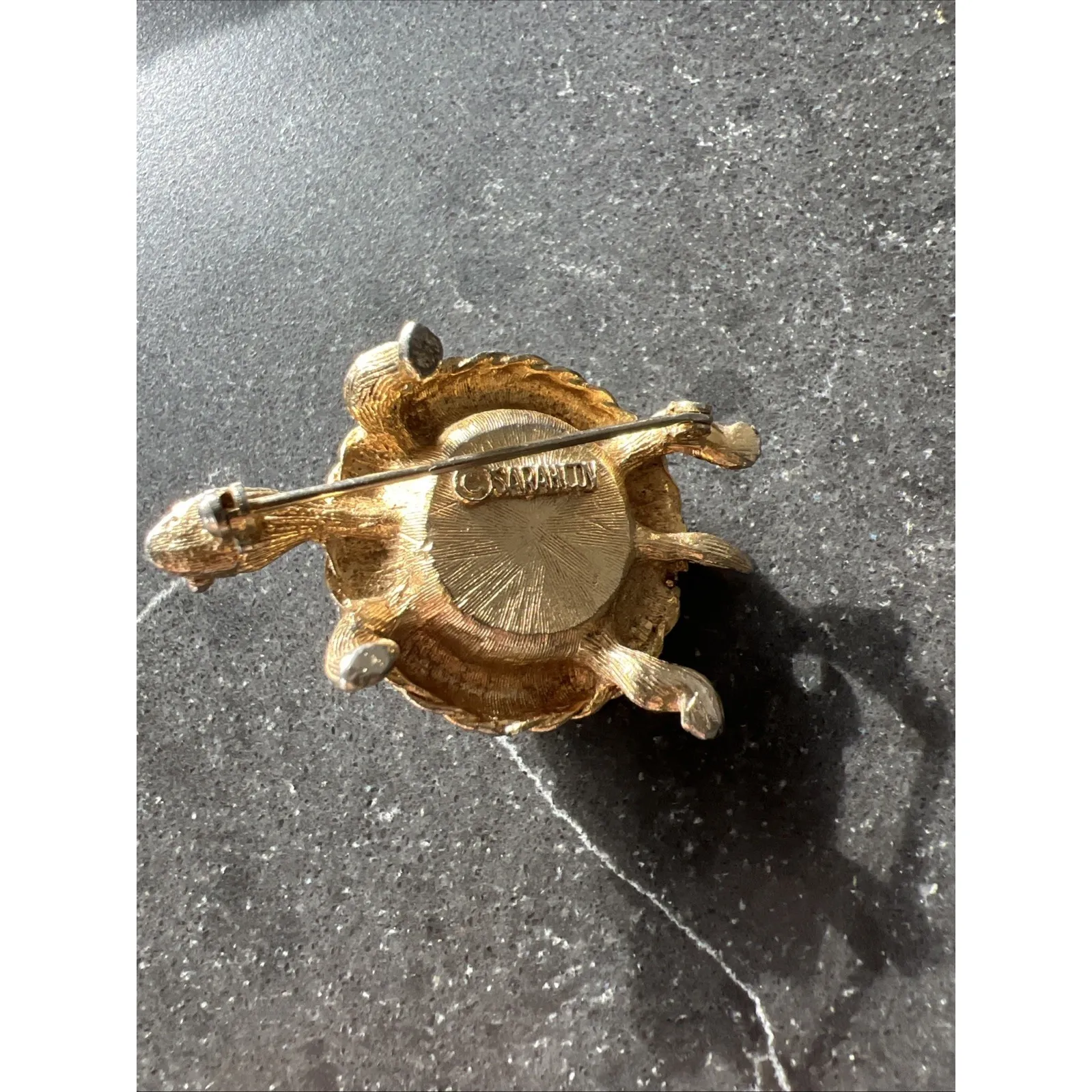 Vintage Sarah Coventry turtle Brooch, Pill Box, hinged lid, Gold tone Signed - Image 4