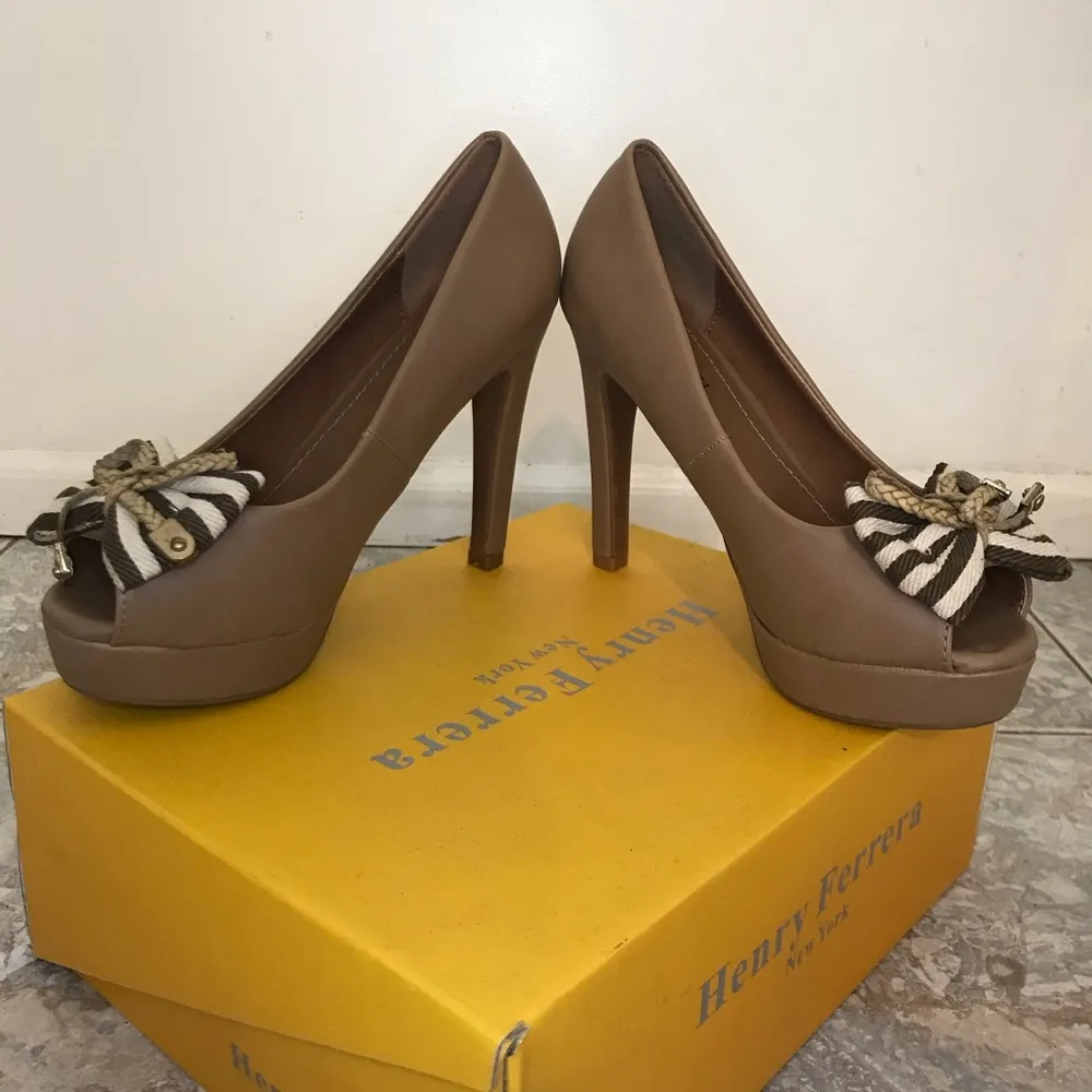 Peep Toe pumps Taupe Nautical Stripe Bow Henry Ferrera 7.5 NIB neutral heels - Image 5