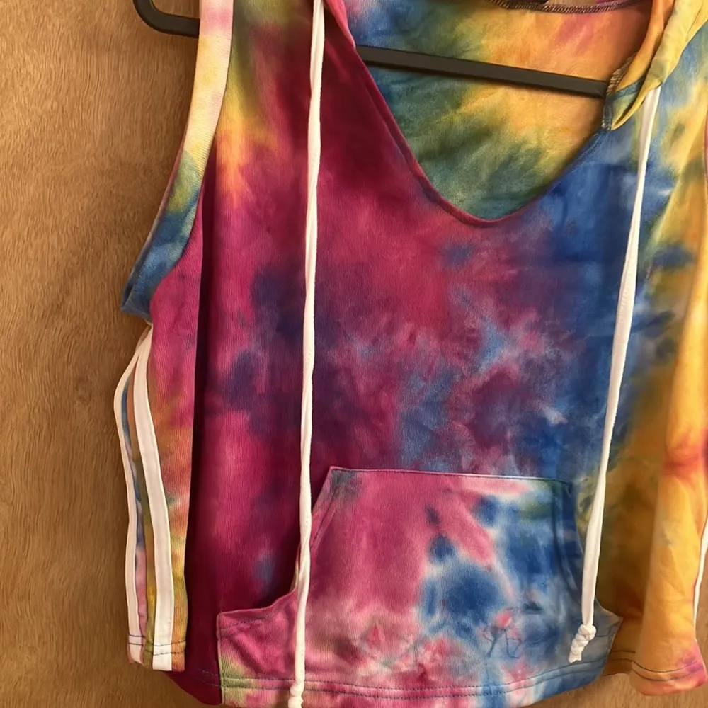 Tye dye short sleeve cropped hoodie top woman’s size large - Image 2