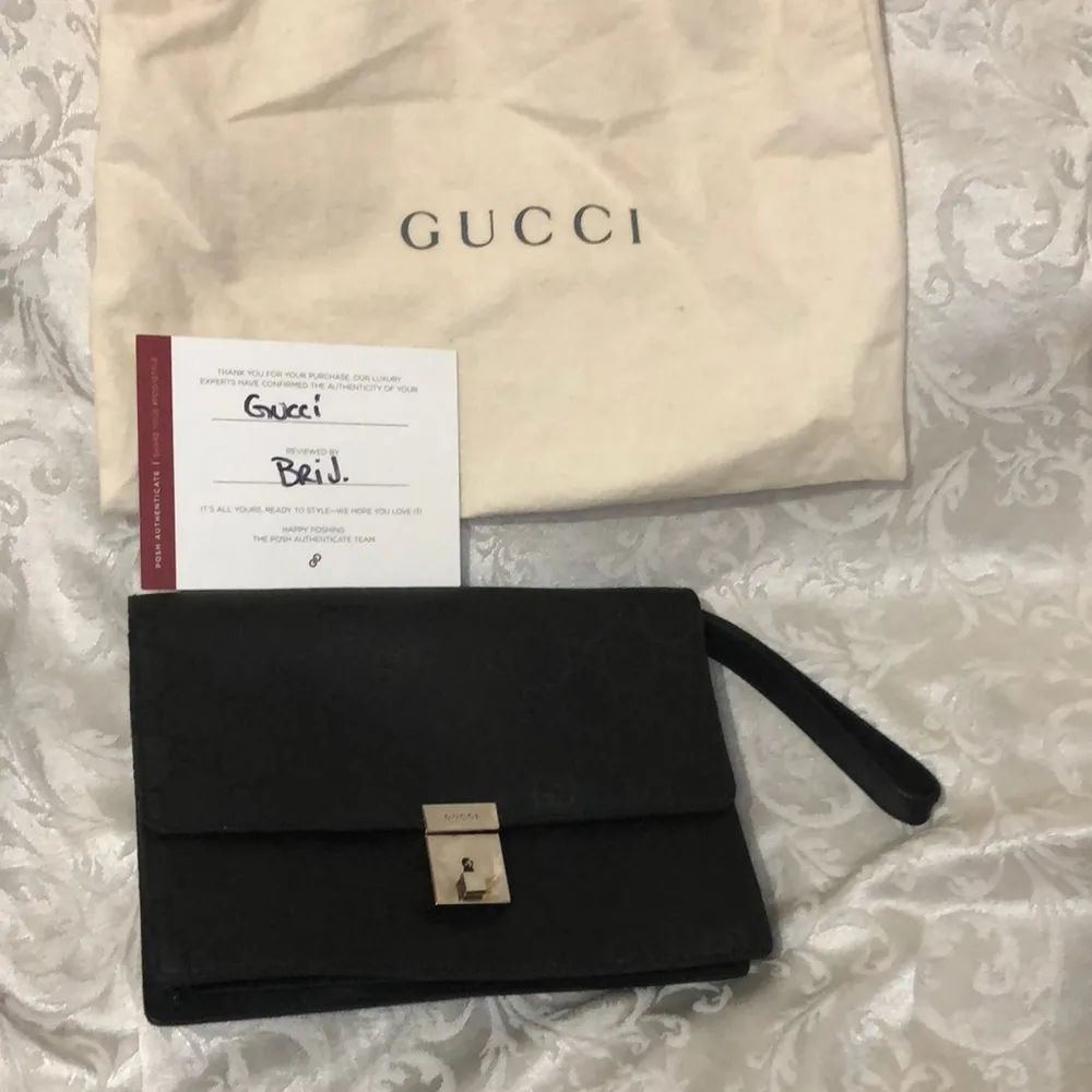 Gucci Handbag with retractable hand strap.  One owner.  Excellent condition. - Image 3