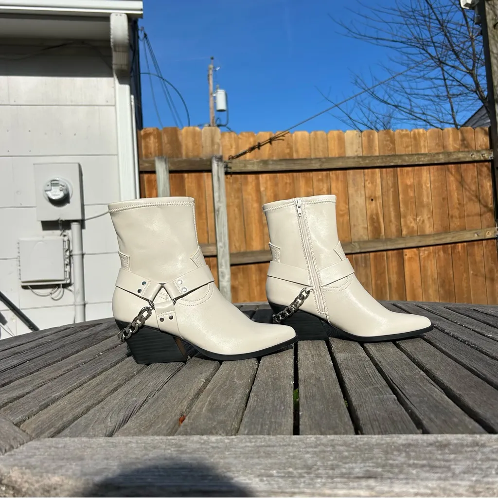 DV Dolce Vita Women's Keeler Harness Moto Engineer Chain Heeled Boots size 9 White - Image 2