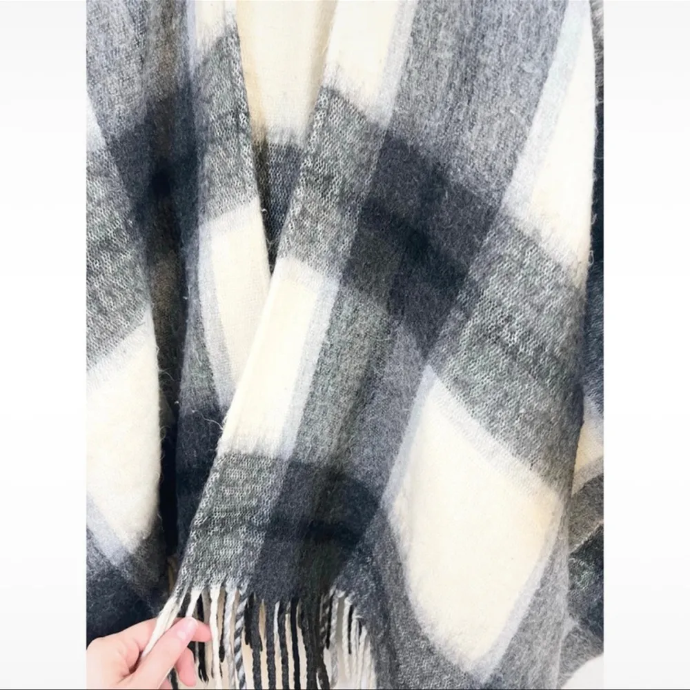 Marine Layer Flannel Plaid Georgia Poncho One Size - Image 6