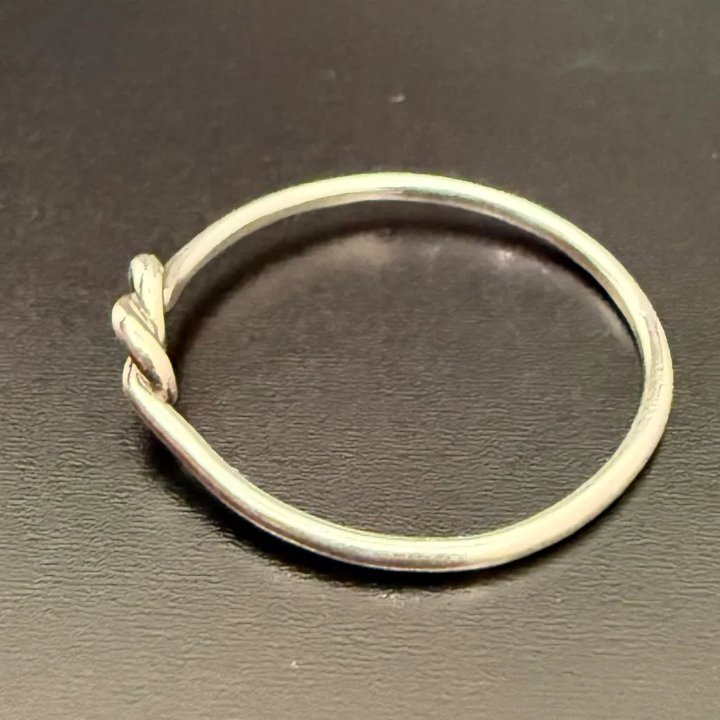 925 Sterling Silver Love Knot Ring Size 10 1g. - Image 6