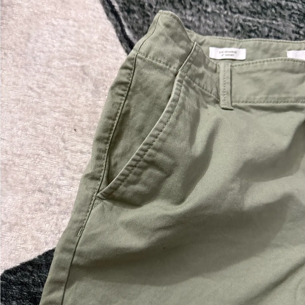 LOFT Women's Olive Cargo Shorts Size 2 Curvi - Image 4