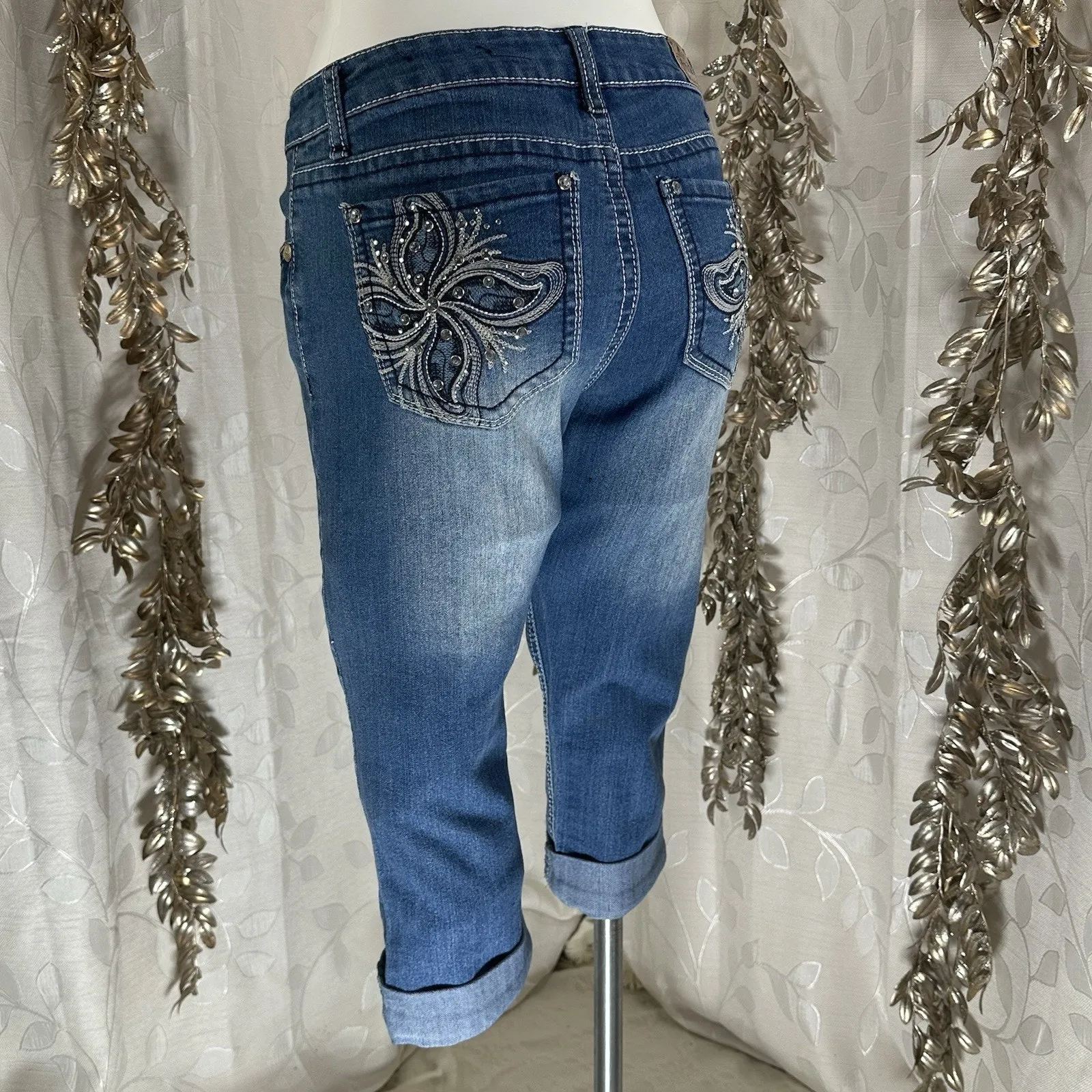 Love Indigo Jean Women's Size 6 Cuffed Capri Stretch Denim Bling Embroidery Pock - Image 3