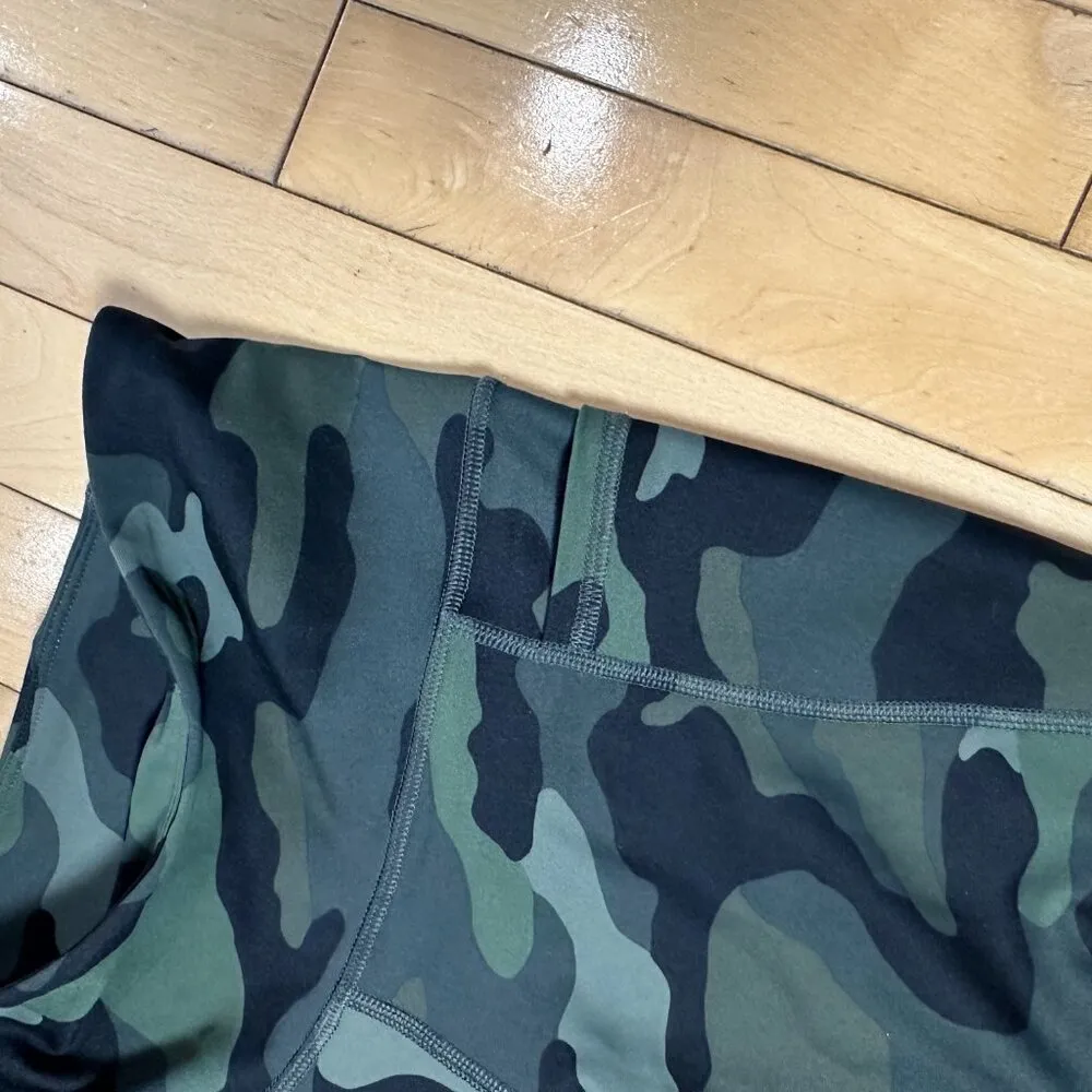 OLD NAVY Active PowerSoft Green Camo Biker Shorts size Small - Image 3