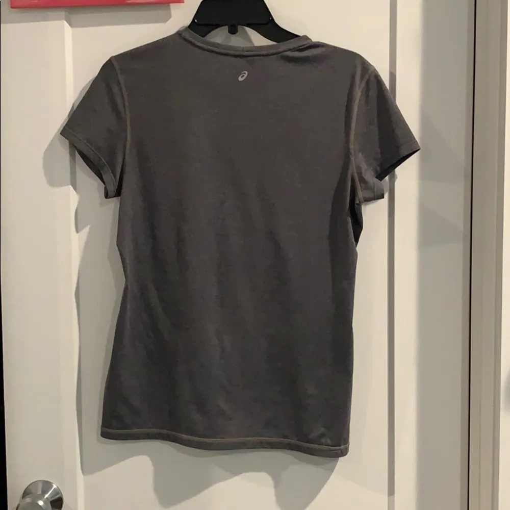 ASICS stretchy workout grey top. - Image 5