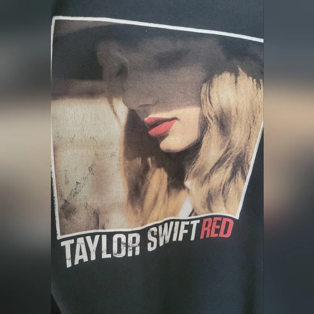 Taylor Swift Black Graphic ‘RED’ Album Unisex Short Sleeve Tee M Size M - Image 16