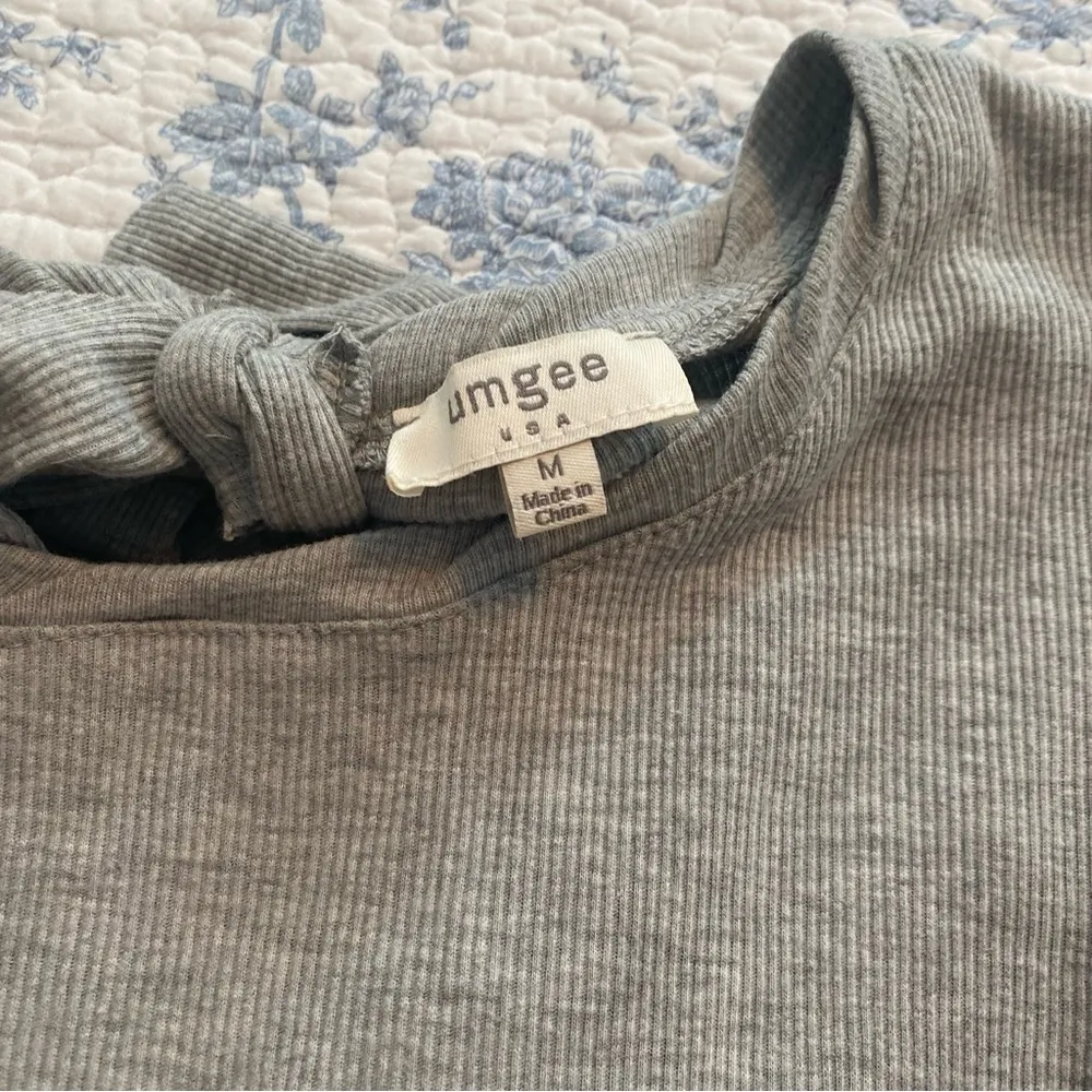 Umgee Heather Gray Bell Sleeve Lace Back Ruffle Hem Long Sleeve Top Size Medium - Image 3