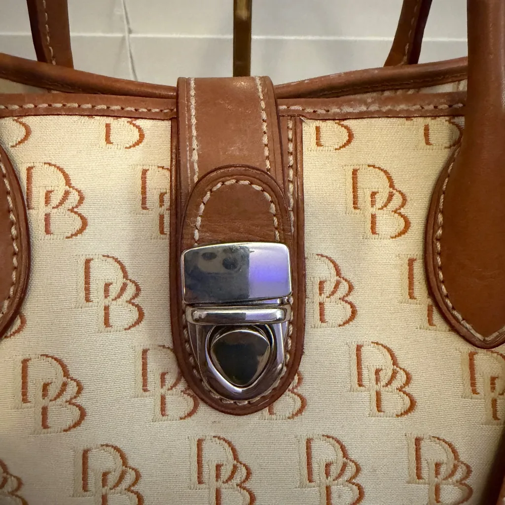 Dooney and Bourke monogram can is trimmed in leather bag - Image 5