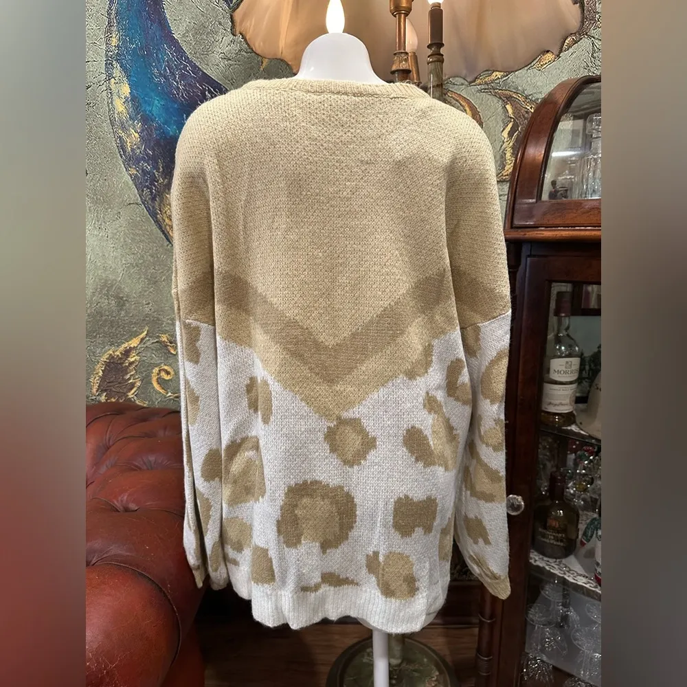 NWT Stylish Beige and White ANIMAL PRINT Women's Sweater - Image 4