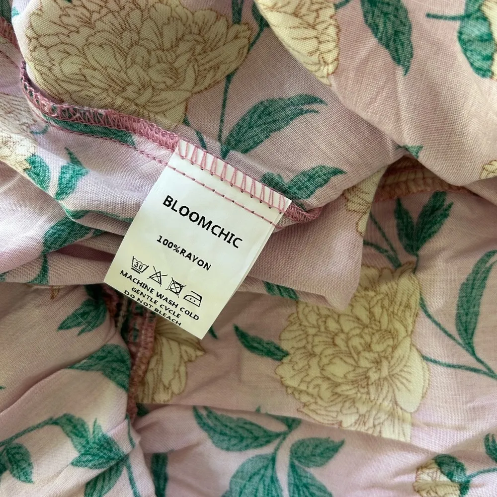 NWT! Floral V - Image 8