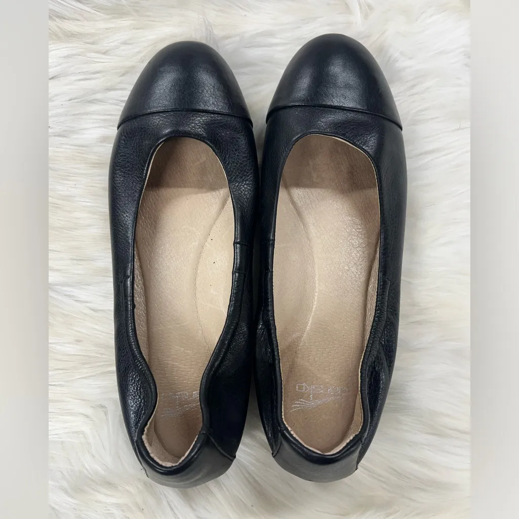 Dansko Lisanne women's ballet flats in black leather with a cap toe 9.5 10 (40) - Image 2