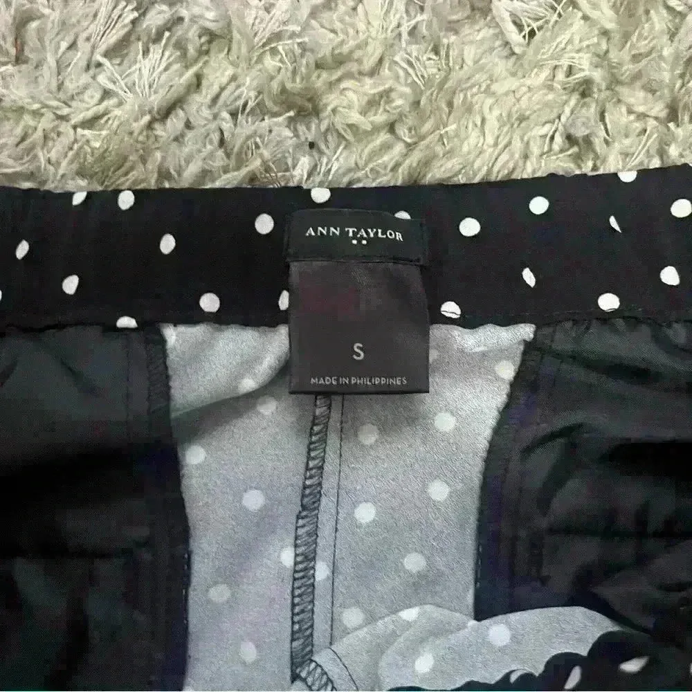 Ann Taylor Pull On Polka Dot Pants | Black Cropped | Work Capris | Size Small - Image 2