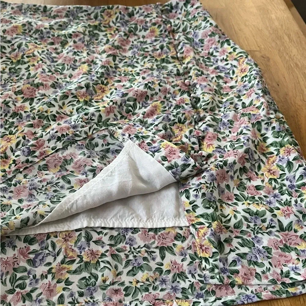 Lulu’s floral print mini skirt, size small - Image 2