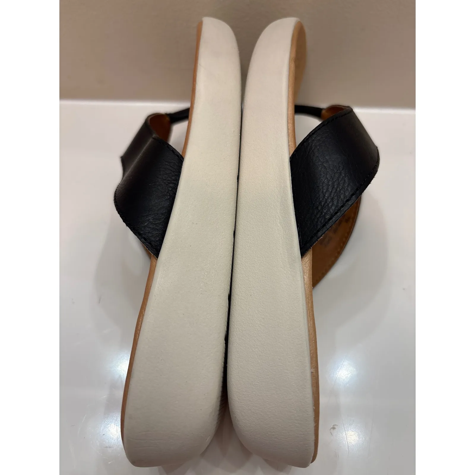 Boc Born Concepts Black Leather‎ Wedge Flip Flop Sandals Women's Size 7 - Image 5