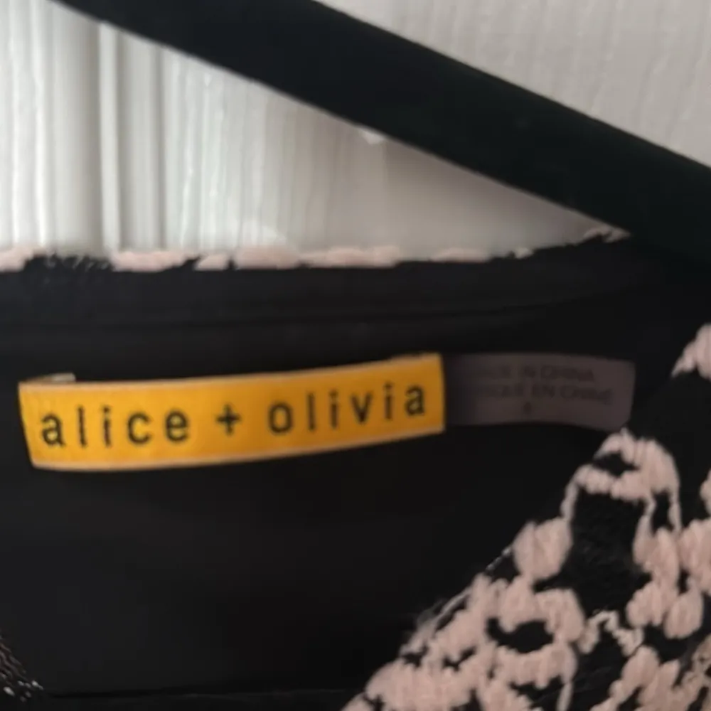 Alice and Olivia Khloe lace dress size 8 long sleeve open back - Image 2