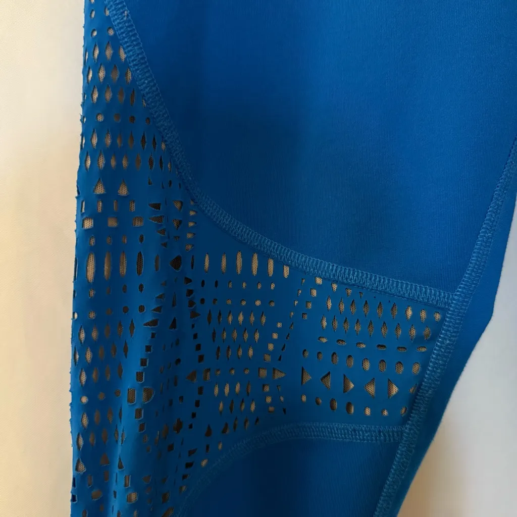 ALO YOGA Blue West Coast Laser Cut Detail Full Length Stirrup Leggings Size L - Image 12