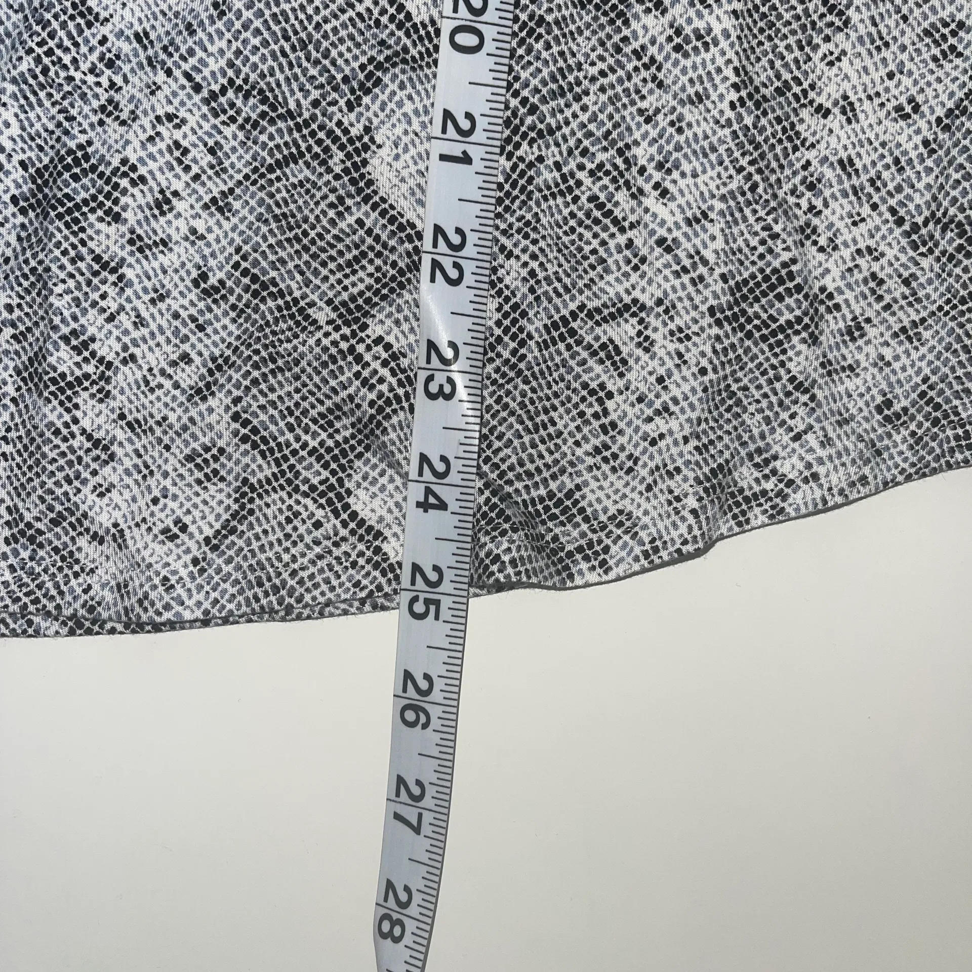 Maurices 24/7 Gray & White Snakeskin Mock Neck Long Sleeve Tee - Image 8