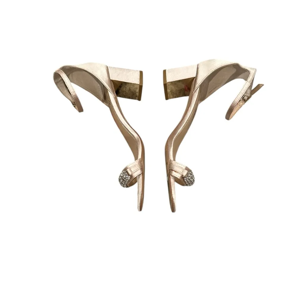 BADLEY MISCHKA JEWEL RAMSEY OPEN TOE BLOCK HEEL SATIN EVENING BRIDAL SHOES 8 Silver - Image 4