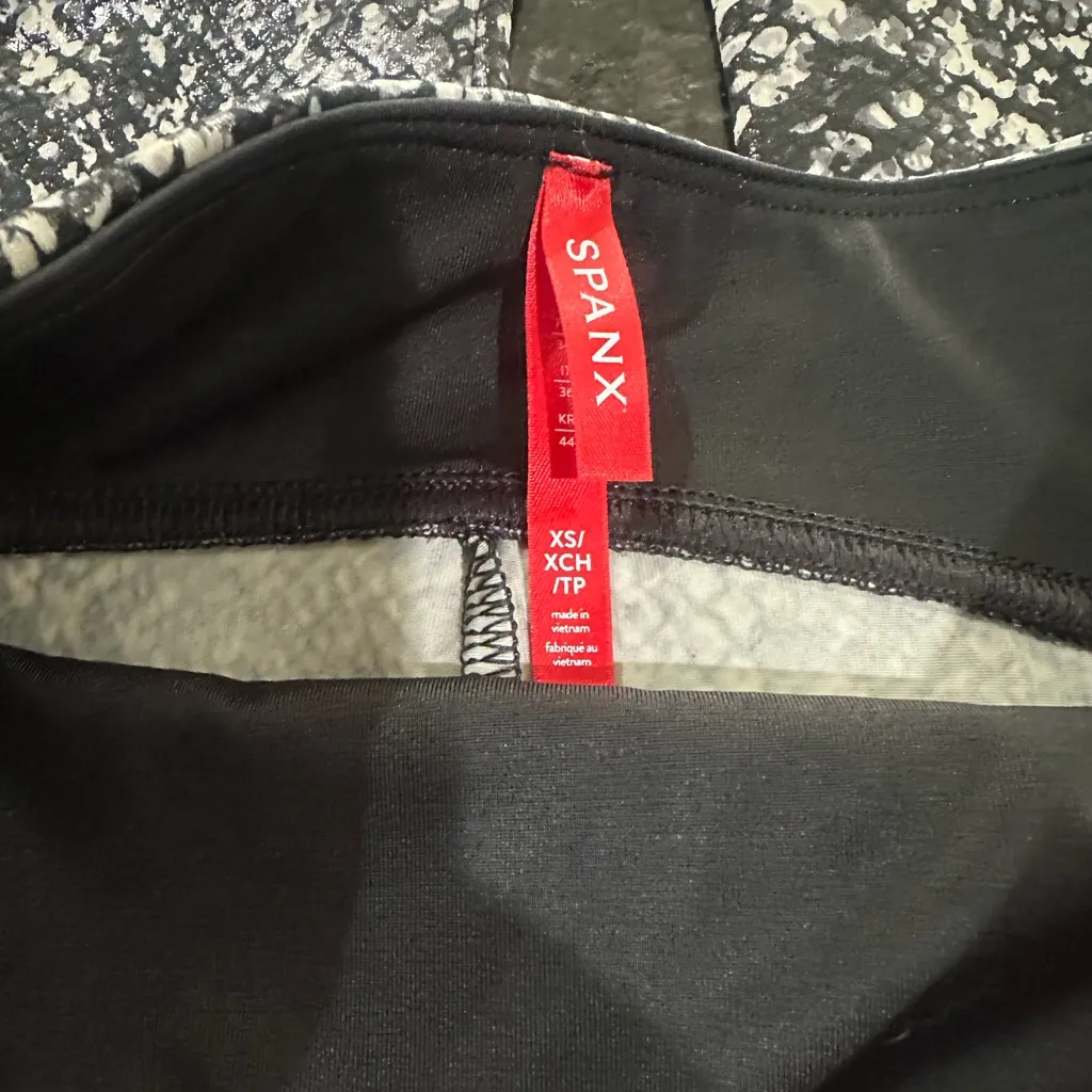 Spanx Faux Leather Snakeskin  Black and Gray Leggings Sz XS NWT Python - Image 2