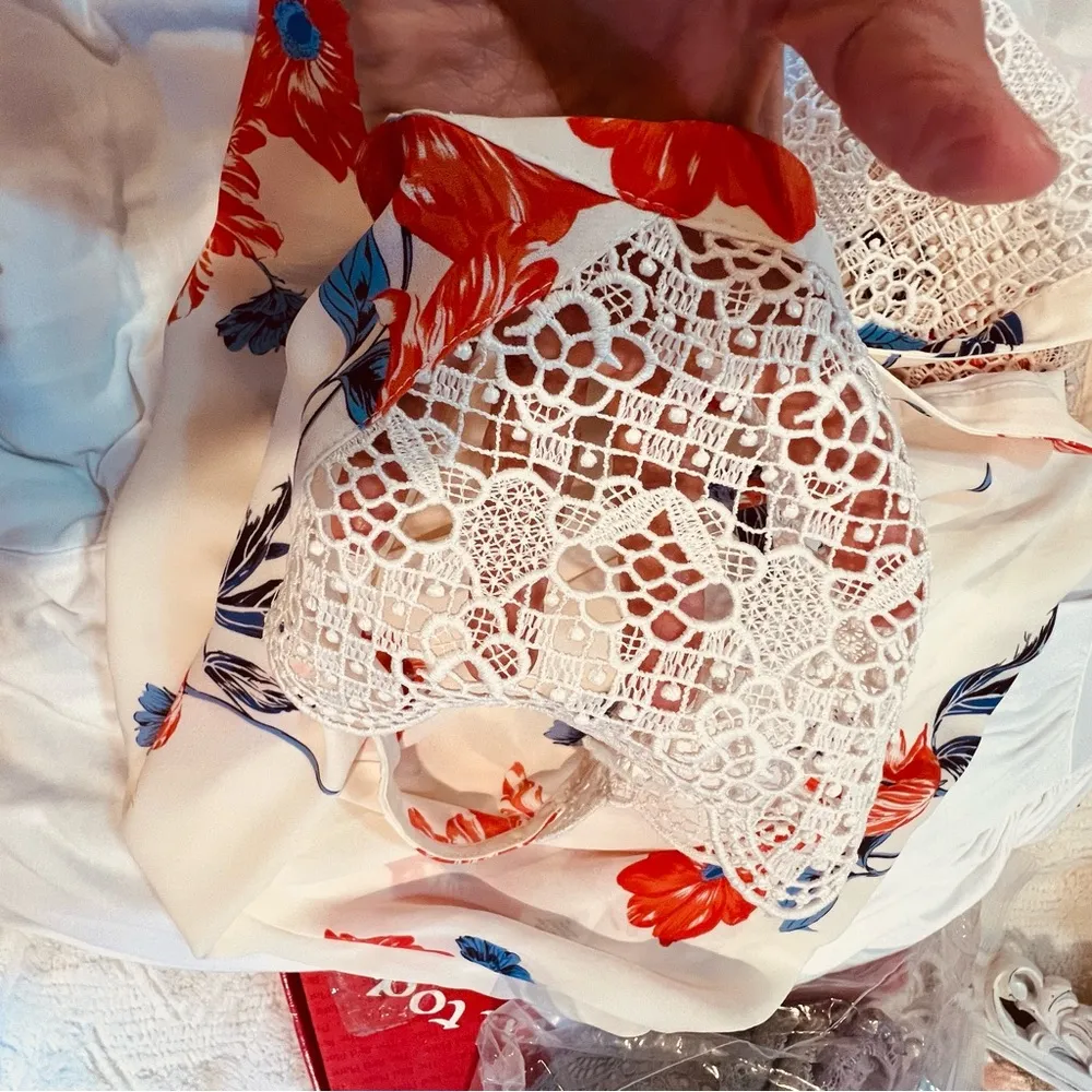 MAURICES sleeveless top blouse size medium floral lace - Image 7