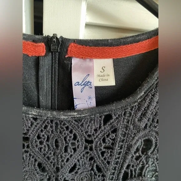 Francesca’s Short Sleeve Mini Dress Gray with Lace Overlay Cut Out Sz Small - Image 7