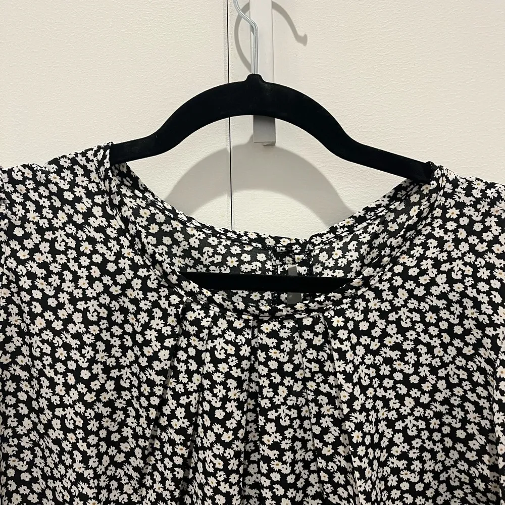 Black white and yellow floral top, slightly sheet Size M - Image 3