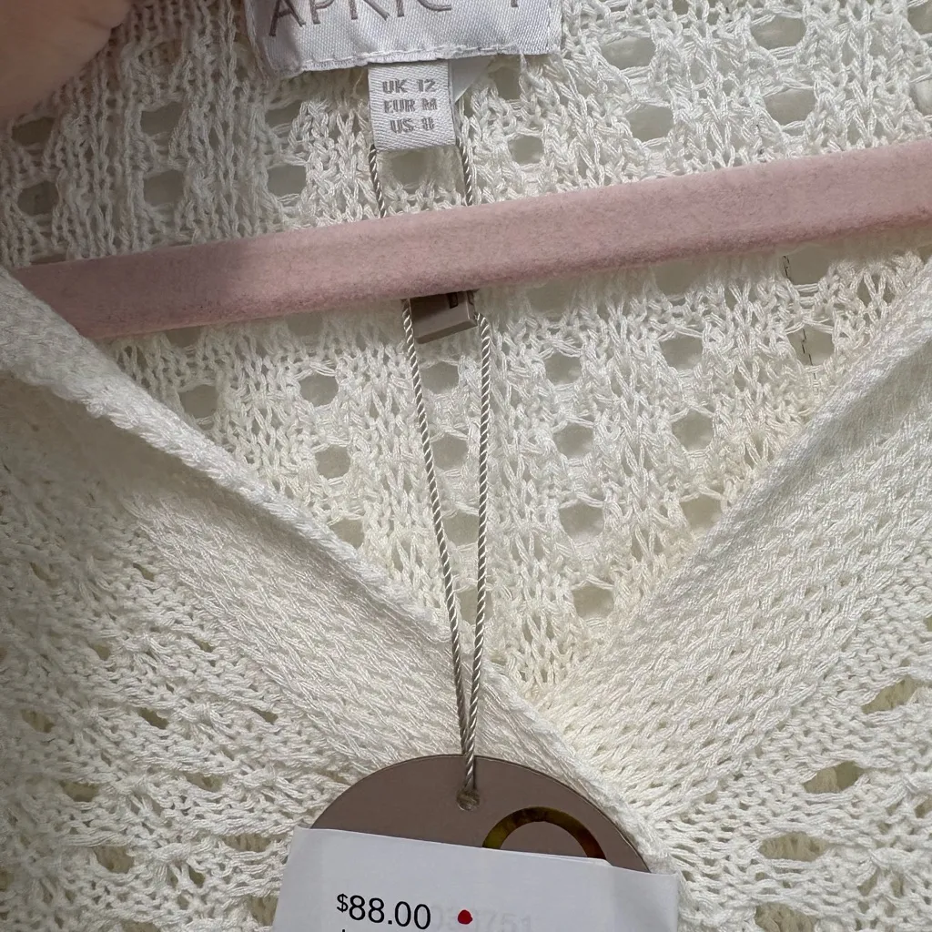 NWT APRICOT Cream V - Image 2