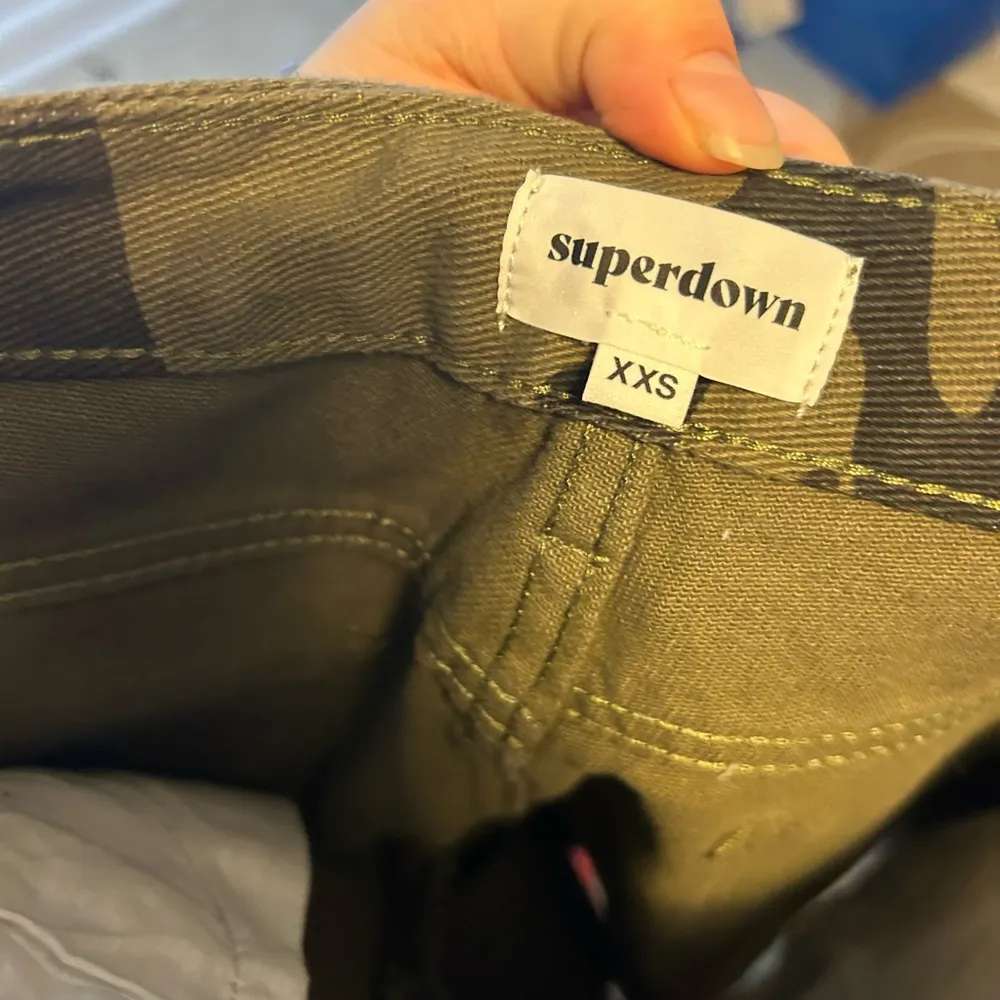 NWOT SUPERDOWN CALLEN CAMO DENIM SHORTS - Image 4