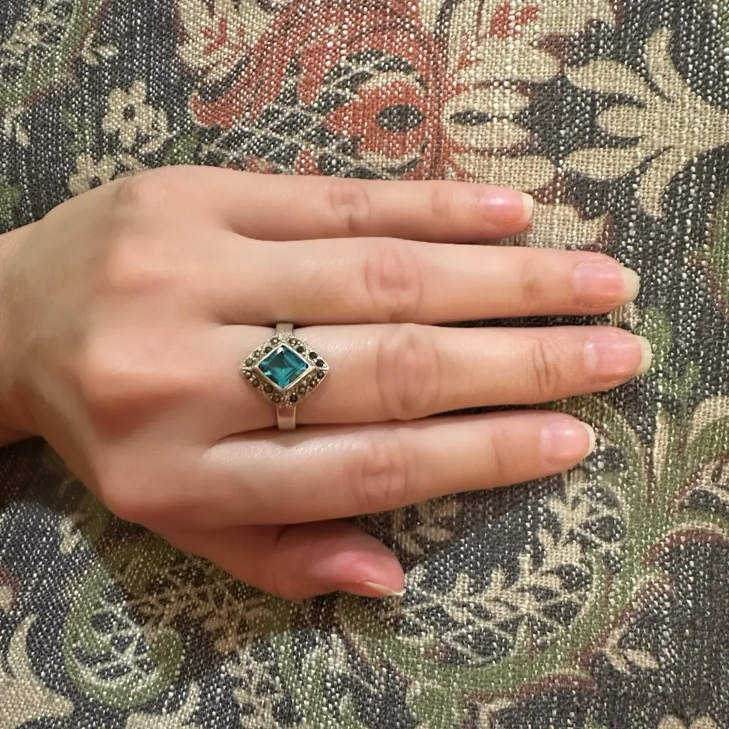 Elegant Silver and Blue Gemstone Ring Size 8 - Image 5