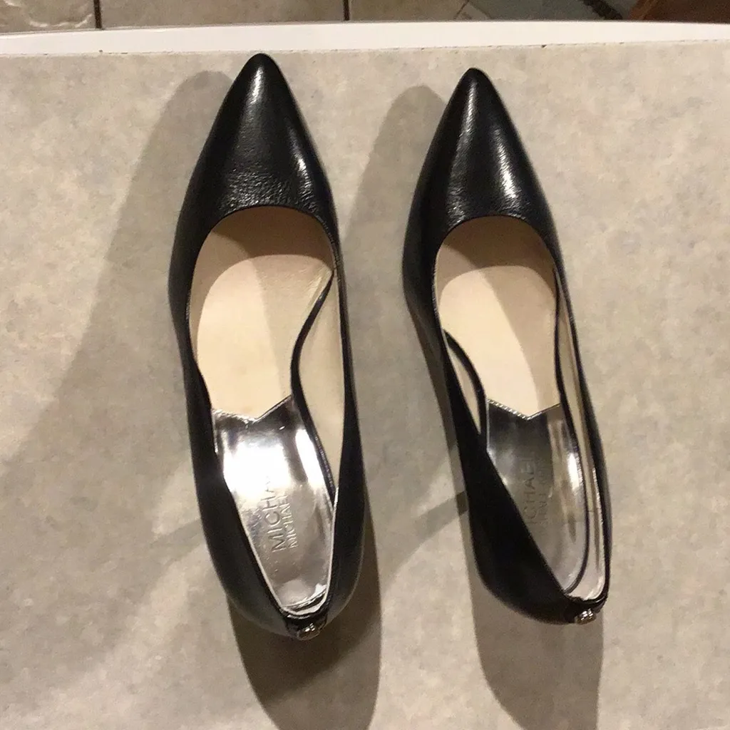 MICHAEL MICHAEL KORS BLACK PUMP
Alina Flex Leather Pump - Image 9