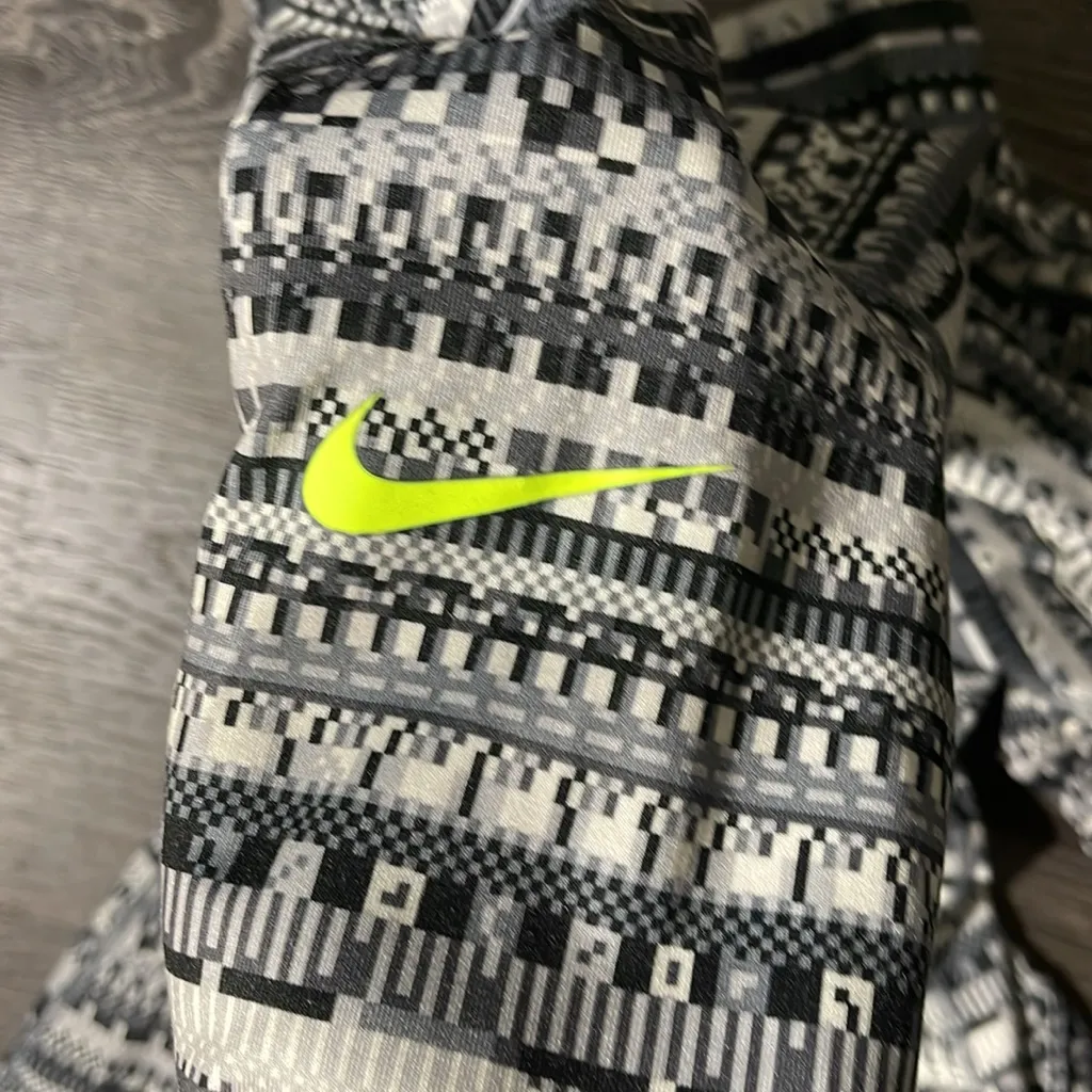 Nike Pro Women’s Hyperwarm Half-zip Training Top Sz Medium Grey Black‎ - Image 5