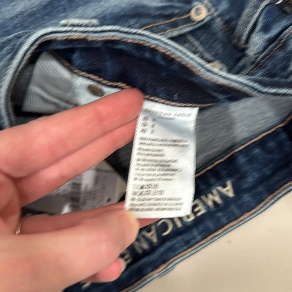 American Eagle Outfitters Blue Jean Midi Shorts with Distressed Hem Size 0 NWT - Image 12